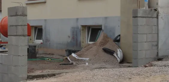 ... à l’aide d’agglos d’angle et de chaînage en béton