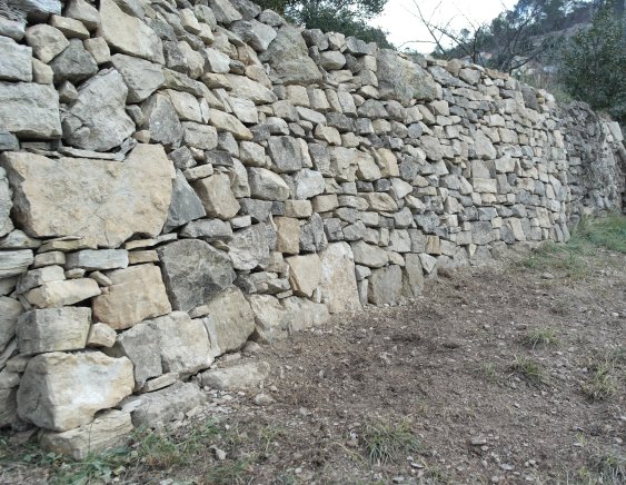 Ouvrage de soutènement en pierre sèche